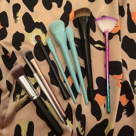 💗 2 for $25 💗 Makeup brush bundle! Avon, Beauty Creations, Revolution & more! - Picture 1 of 5